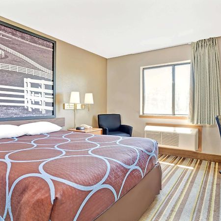 Super 8 By Wyndham Louisville Airport Bagian luar foto