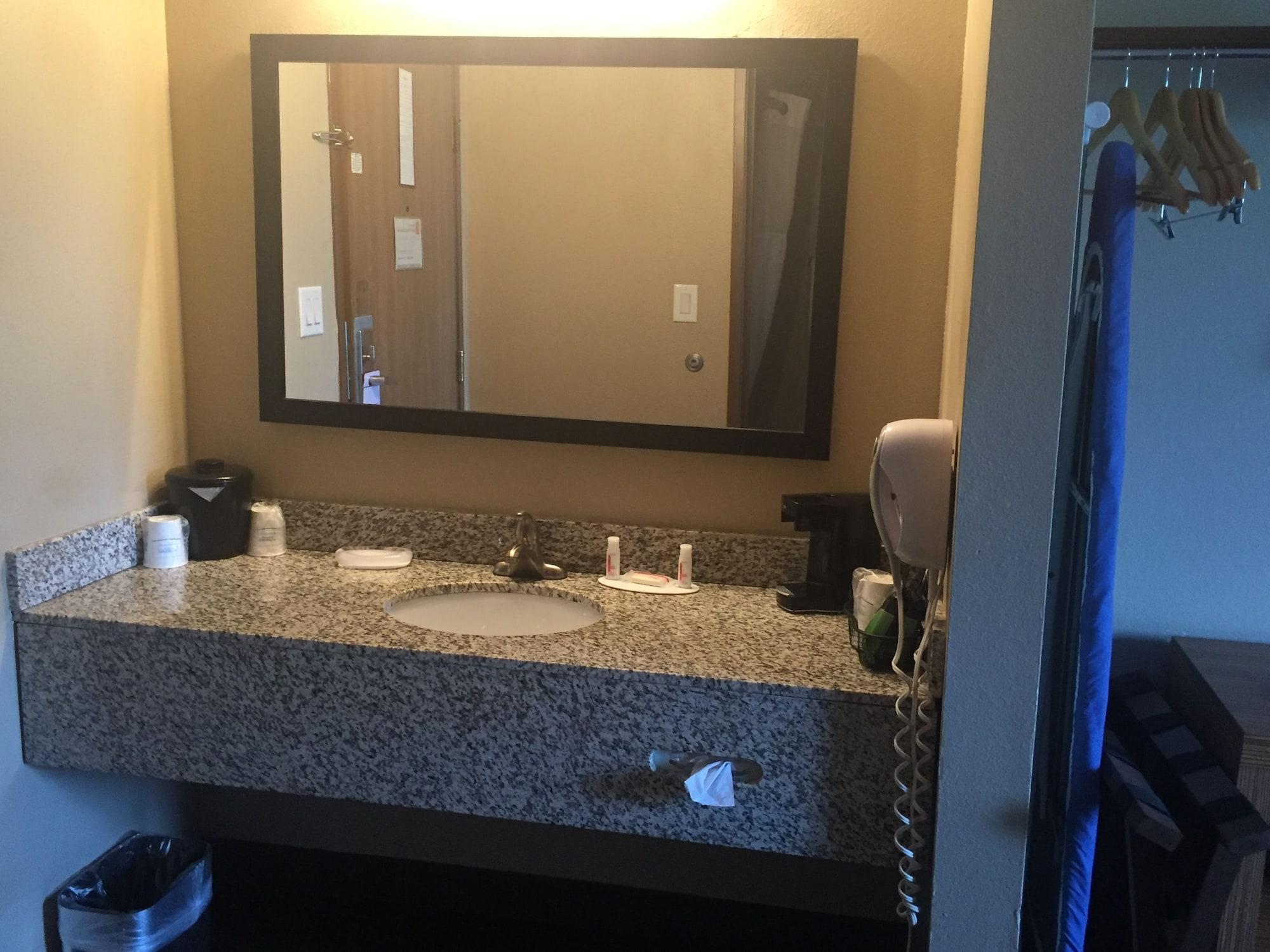 Super 8 By Wyndham Louisville Airport Bagian luar foto