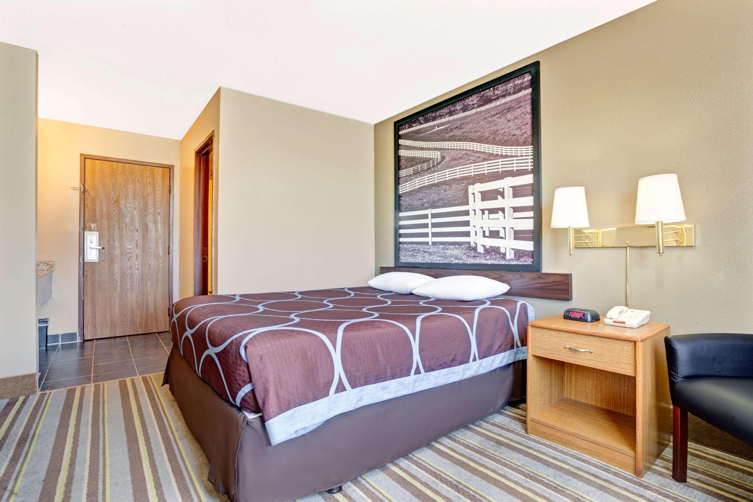 Super 8 By Wyndham Louisville Airport Bagian luar foto
