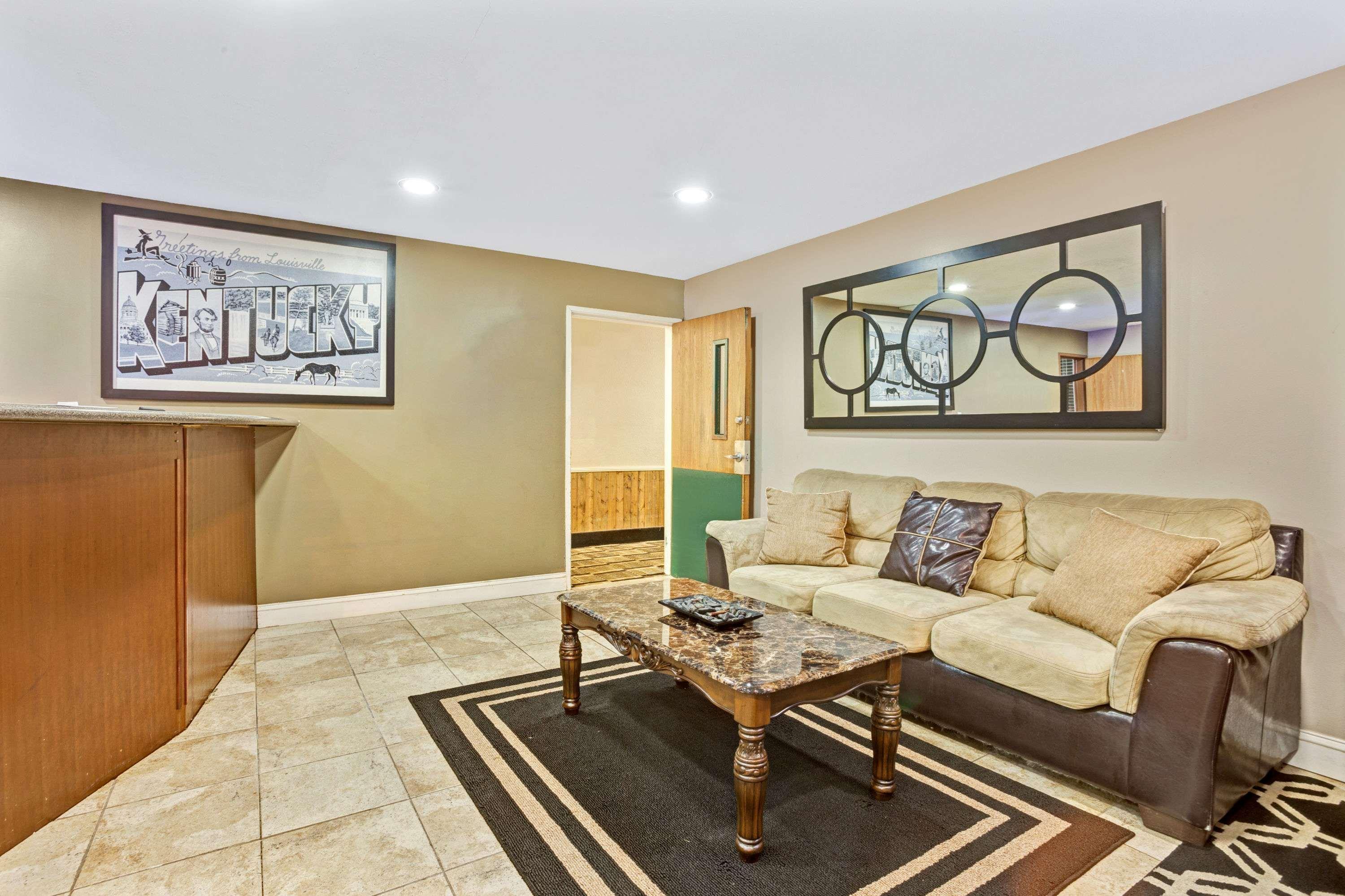 Super 8 By Wyndham Louisville Airport Bagian luar foto