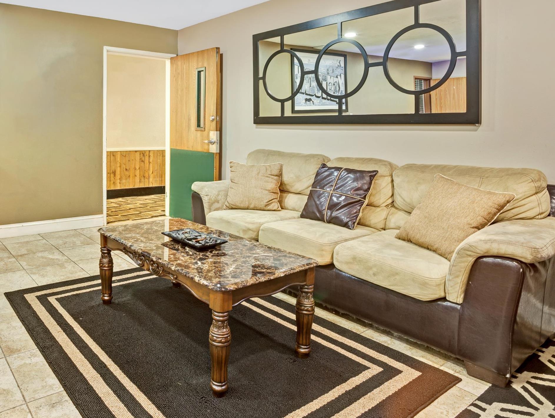Super 8 By Wyndham Louisville Airport Bagian luar foto