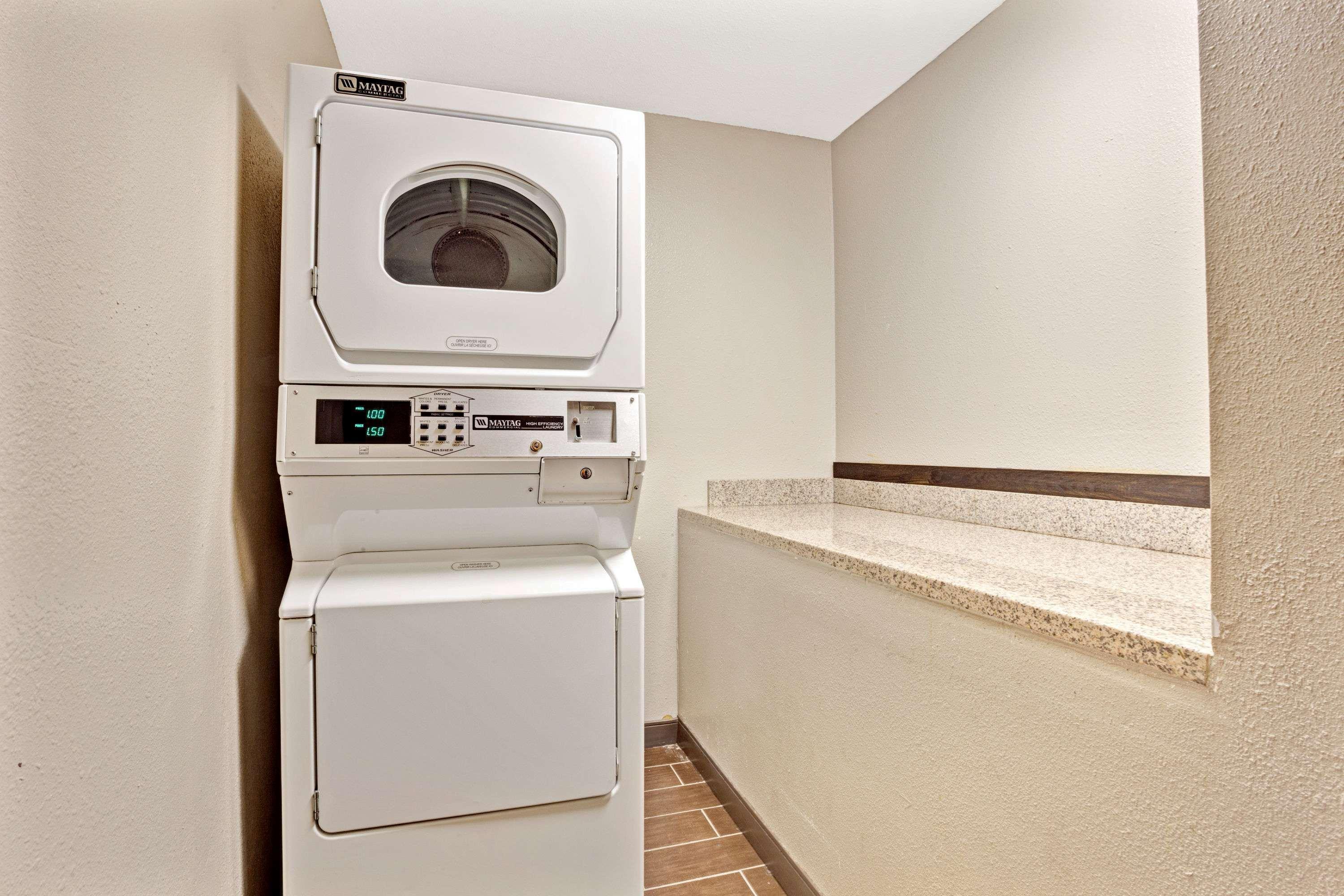 Super 8 By Wyndham Louisville Airport Bagian luar foto